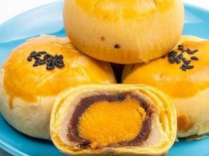 小芳和父亲十五的月亮十六圆，一起品尝美味的蛋黄酥